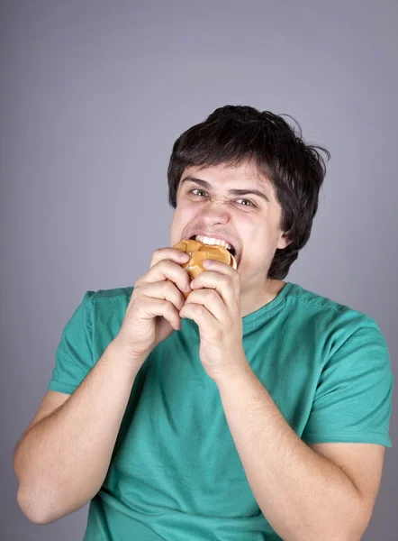 Lindo chico comiendo hamburguesa . — Foto de Stock