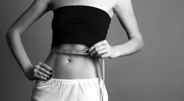 Vackra och starka kvinnors abs med meter. — Stockfoto