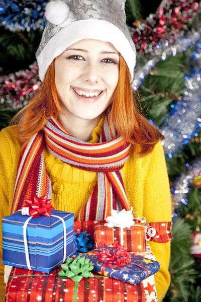 Funny girl en bonnet de Noël avec des boîtes-cadeaux — Photo