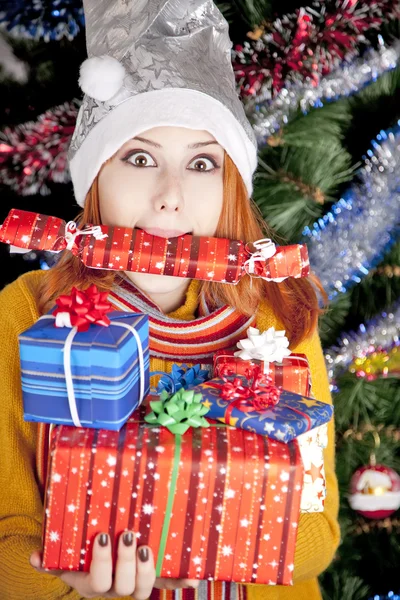 Ragazza divertente in cappello di Natale con scatole regalo — Foto Stock