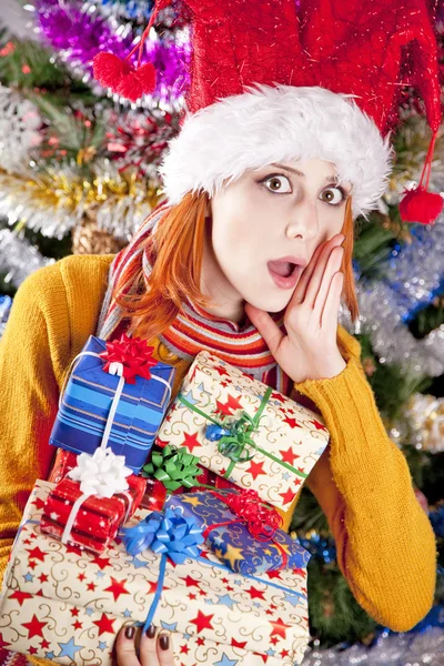 Ragazza divertente in cappello di Natale con scatole regalo — Foto Stock