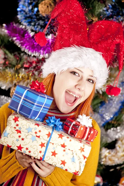 Chica divertida en gorra de Navidad con cajas de regalo —  Fotos de Stock