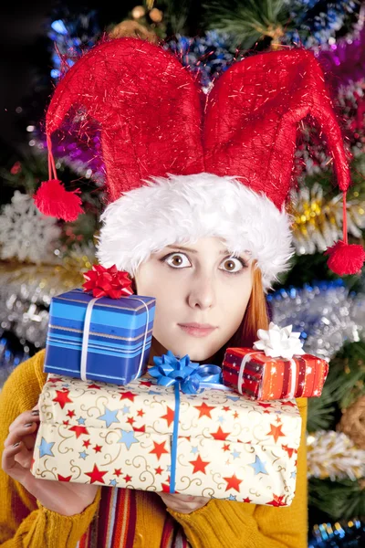 Vicces lány karácsonyi sapka, díszdobozok — Stock Fotó