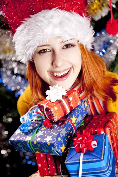 Funny girl en bonnet de Noël avec des boîtes-cadeaux — Photo