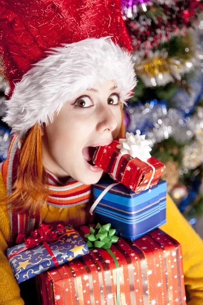 Vicces lány karácsonyi sapka, díszdobozok — Stock Fotó