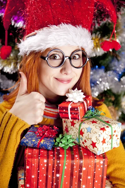 Chica divertida en gorra de Navidad con cajas de regalo — Foto de Stock