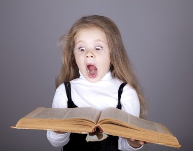 Kitaplı küçük kız..