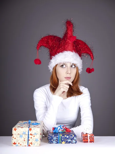 Dívka v vánoční čepici a brýle s dárkové krabičky. — Stock fotografie