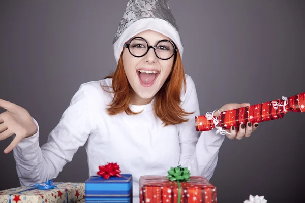 소녀 크리스마스 모자와 안경 선물 상자. — 스톡 사진
