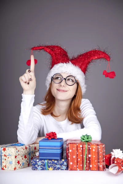 Meisje in kerst Pet en bril met geschenkdozen. — Stockfoto
