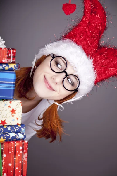 Κορίτσι Χριστούγεννα ΚΓΠ και γυαλιά με κουτιά δώρων. — Φωτογραφία Αρχείου