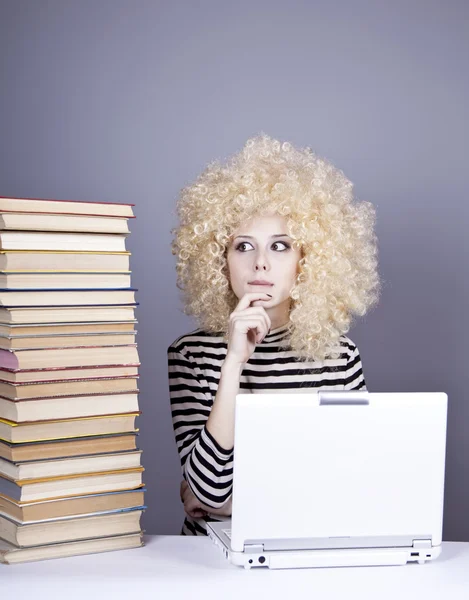 Chica divertida en peluca con cuaderno y libros . — Foto de Stock