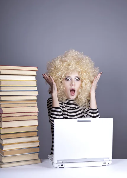 Funny girl in wig with notebook and books. — Stock Photo, Image