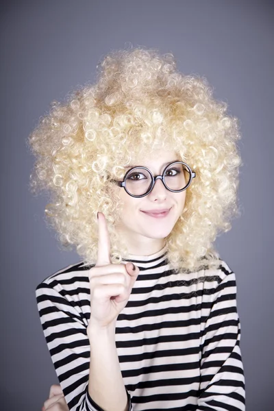 Portret van gevreesde meisje in blonde pruik. — Stockfoto