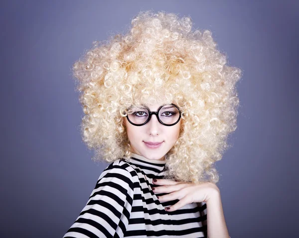 Portret van gevreesde meisje in blonde pruik. — Stockfoto