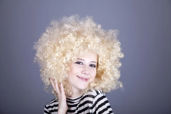 Portret van grappig meisje in blonde pruik. — Stockfoto