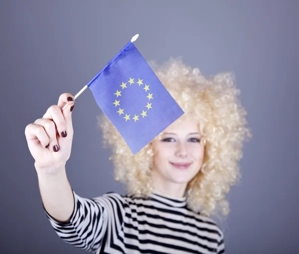 Hermosa chica con bucles mostrar bandera de la Unión Europea . — Foto de Stock