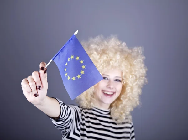 Vacker flicka med korkskruvar visar Europeiska unionens flagga. — Stockfoto