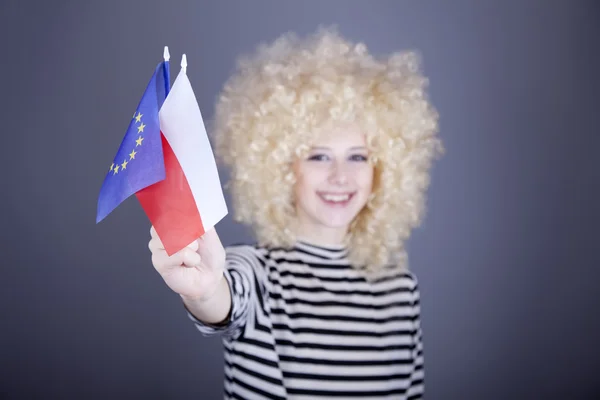 Красивая девушка с кольцами показывает Европейский Союз и флаг Польши — стоковое фото