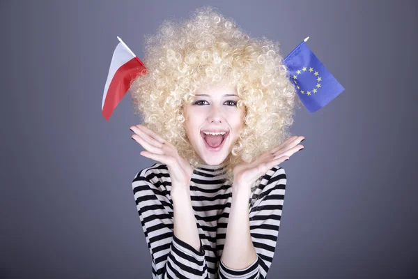 Belle fille avec des boucles montrent drapeau de l'Union européenne et la Pologne — Photo