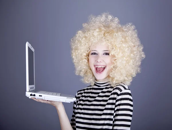 Portrét funny girl v blond paruka s notebookem. — Stock fotografie