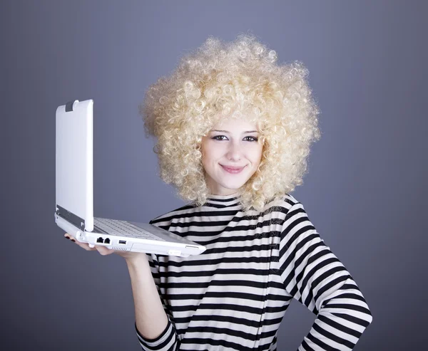 Portret śmieszne dziewczyny w blond peruce z laptopa. — Zdjęcie stockowe