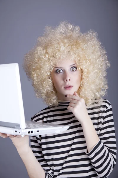 Πορτρέτο του αστείο κορίτσι με ξανθιά περούκα με laptop. — Φωτογραφία Αρχείου