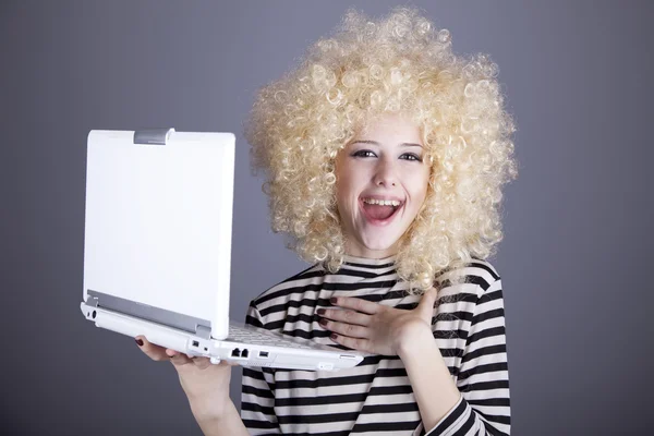 Портрет смешной девушки в блондинистом парике с ноутбуком . — стоковое фото
