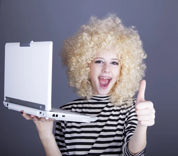 Portrait of funny girl in blonde wig with laptop. — Stock Photo, Image