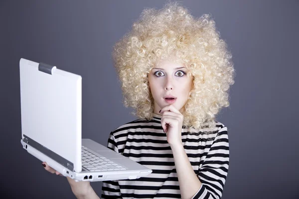 Портрет смішної дівчини в блондинці з ноутбуком . — стокове фото