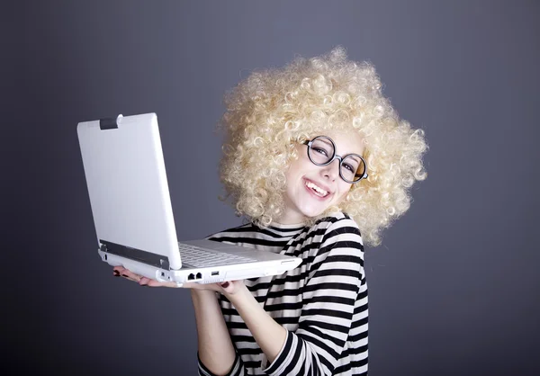 लैपटॉप के साथ सुनहरे बालों वाली विग में मजेदार लड़की का चित्र . — स्टॉक फ़ोटो, इमेज