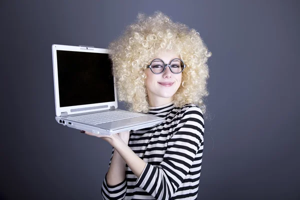 Dizüstü bilgisayar ile sarışın peruk içinde kız portresi. — Stok fotoğraf