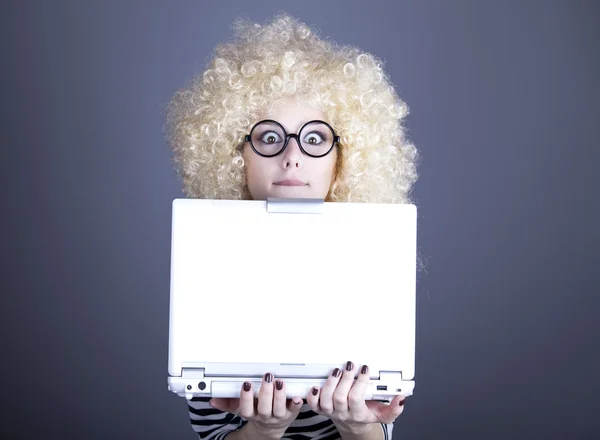 Retrato de menina engraçada em peruca loira com laptop . — Fotografia de Stock