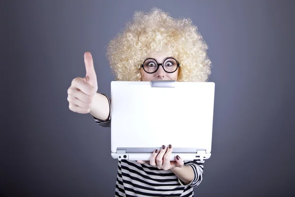 Portrait of funny girl in blonde wig with laptop show OK — Stock Photo, Image