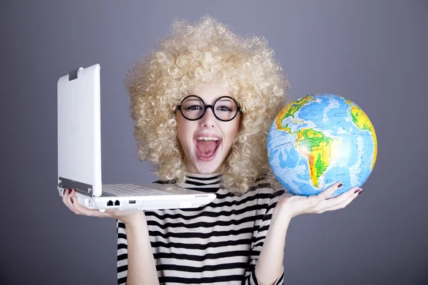 Menina engraçada em óculos mantendo notebook e globo . — Fotografia de Stock