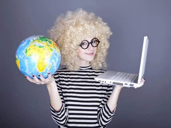 Funny girl in glasses keeping notebook and globe. — Stock Photo, Image