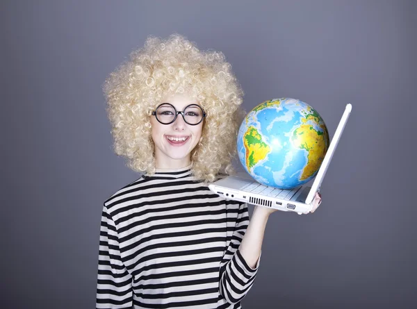 Ragazza divertente in occhiali mantenendo notebook e globo . — Foto Stock