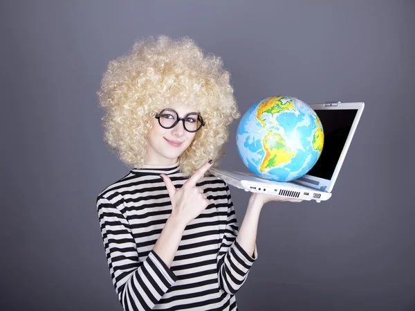 Menina engraçada em óculos mantendo notebook e globo . — Fotografia de Stock