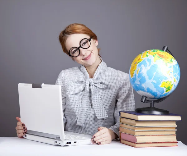 Молодой учитель в очках с книгами и глобусом . — стоковое фото