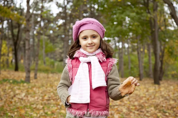 Cute girl in autumn park — Stock Photo, Image