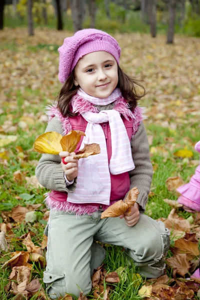 Autumn Park 'ta tatlı bir kız. — Stok fotoğraf
