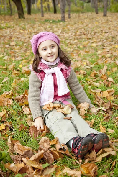 Autumn Park 'ta tatlı bir kız. — Stok fotoğraf