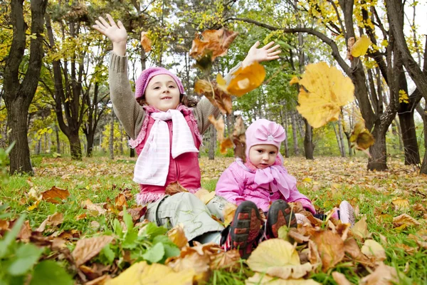 2 人の姉妹は公園で遊ぶ. — ストック写真