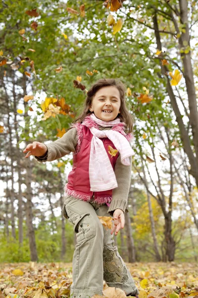 Χαριτωμένο κορίτσι στο πάρκο φθινόπωρο. — Φωτογραφία Αρχείου