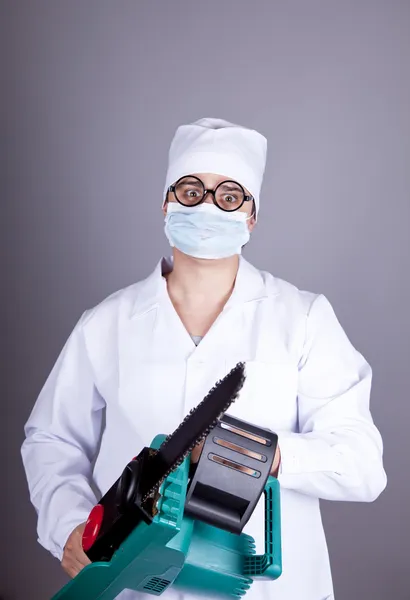 Medic nebun cu ferăstrău portabil . — Fotografie, imagine de stoc