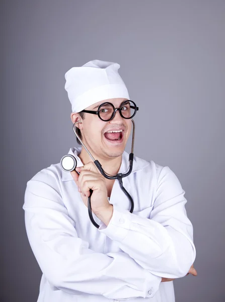 Verrückter Arzt mit Stethoskop. — Stockfoto