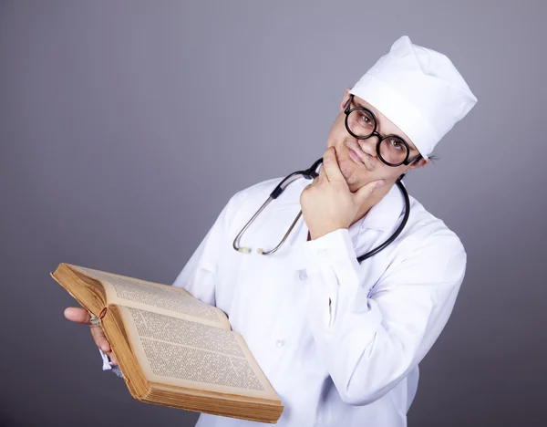 Jeune médecin avec livre . — Photo