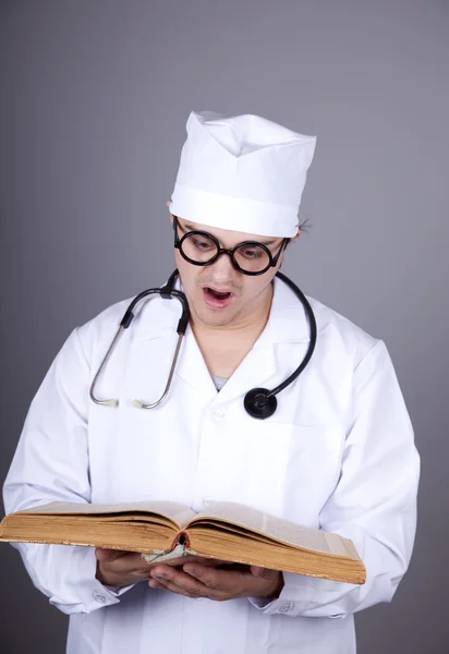 Jeune médecin avec livre . — Photo
