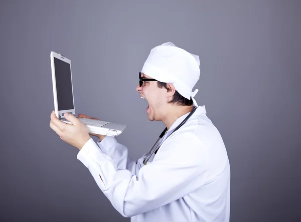 Gridando medico con notebook . — Foto Stock