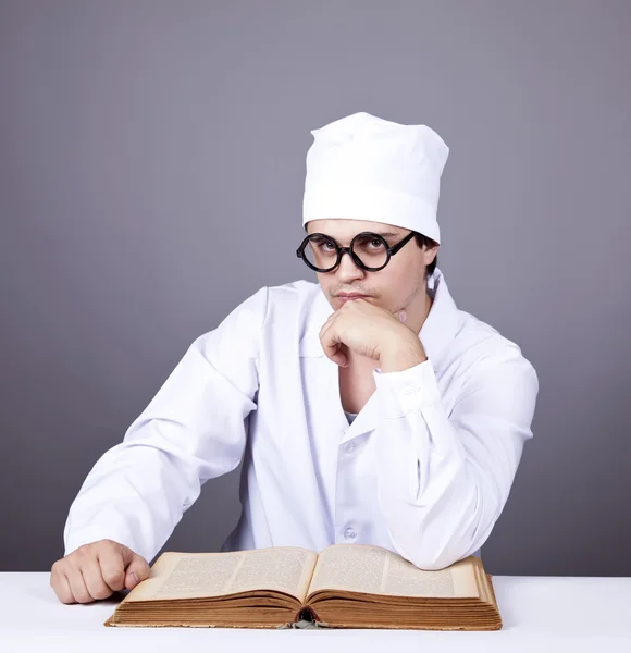 Jovem médico do sexo masculino estudando livros médicos — Fotografia de Stock